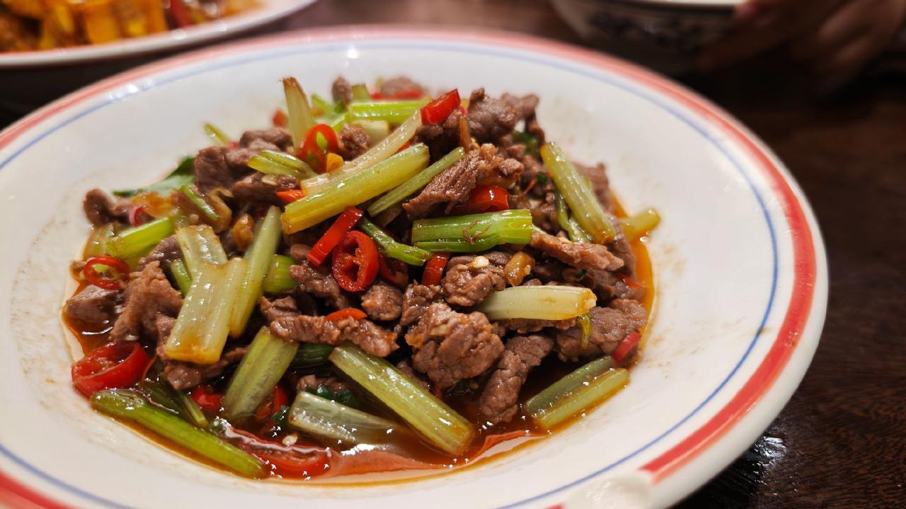 逛吃逛吃，嗯嗯嗯……哼哼哼……噜噜噜……