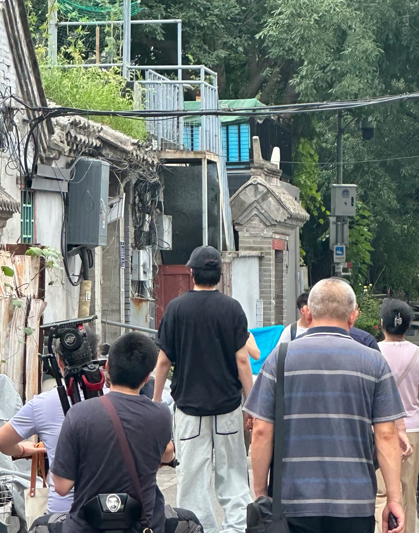 网友在北京南锣鼓巷偶遇刘宇宁了，从背影就可以看出是他，好长一条人[偷笑]。 ​​
