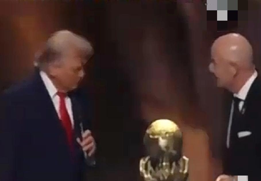 特朗普终于获得一枚“和平奖”！
12月5日，国际足联主席因凡蒂诺向特朗普颁发了“