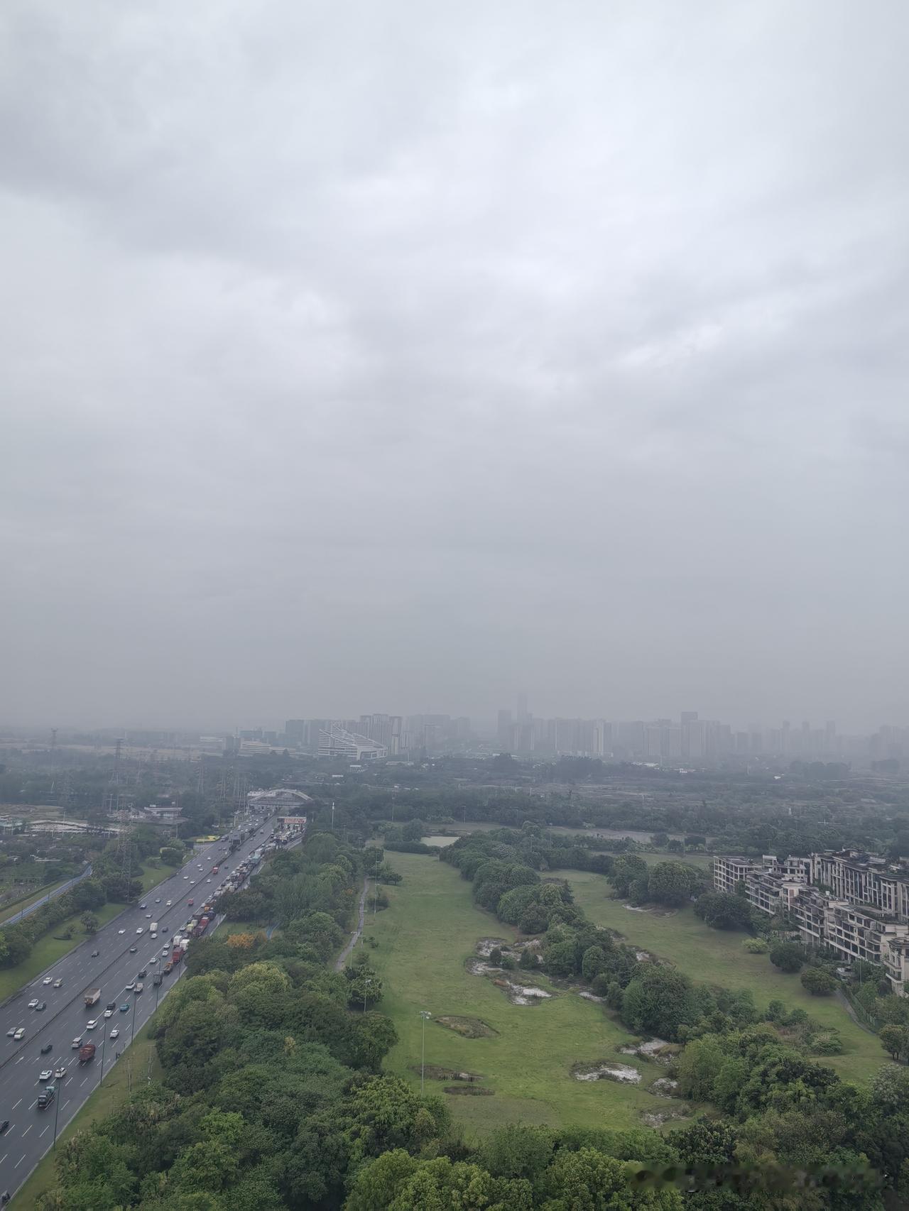 成都今年春天的雨水太多了，这段时间天天都在下雨，要么白天下要么晚上下。

昨晚又