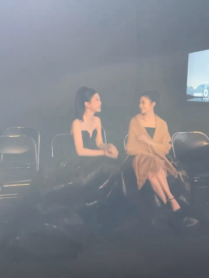 虞书欣  刘浩存  两个萌萌的小女孩在聊天 