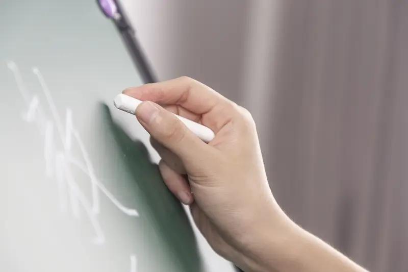 说再多教师节快乐，不如给老师们发一点慰问品或慰问金。这一次镇政府改掉以往只对部分