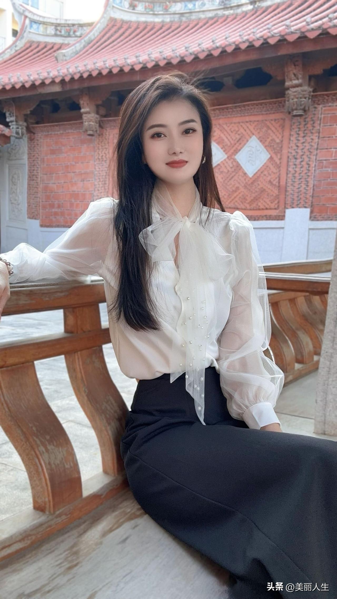 丹霞冠岭南，飞天藏秘境
赤崖映碧波，天地自成画
千年丹霞，一眼沦陷
山水相逢，尽