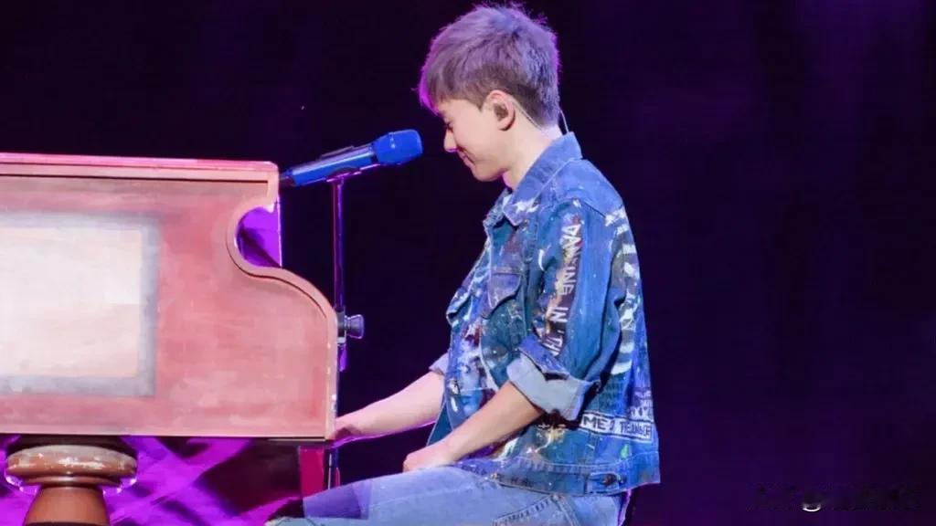 张杰作为公众人物，其言行举止应当慎重，但此次事件中他的表现显然未能做到这一点。尽