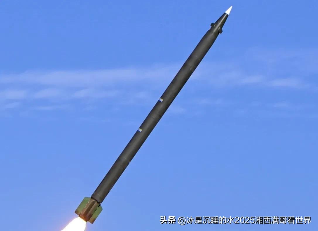 转发军网发的今天军演打的370毫米远程火箭弹的高清图 ​​​。这发火箭弹身材苗条