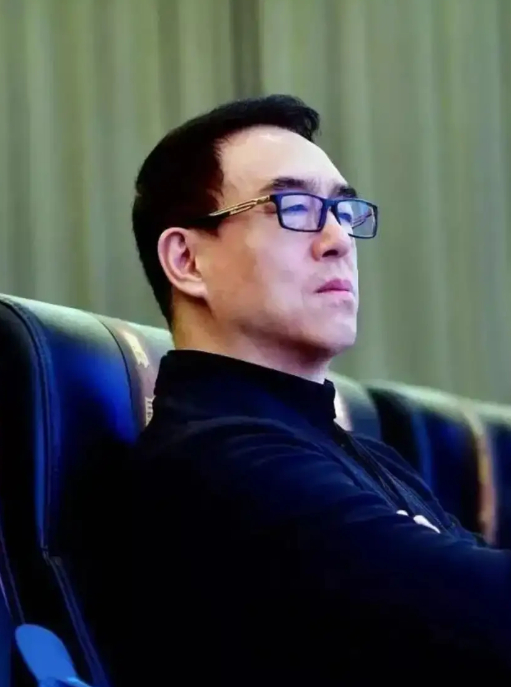 他曾担任5次春晚总导演，却被称之为“央视第一渣男”，从《千手观音》的辉煌到三段婚