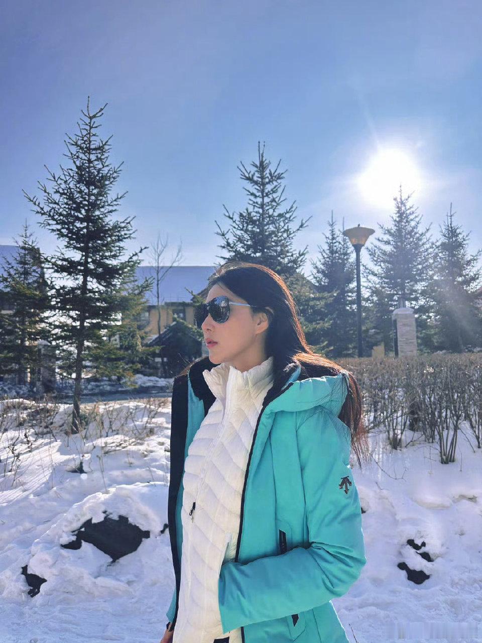 谁能拒绝张馨予何捷的滑雪甜蜜暴击？一个分享时尚感悟，一个陪伴左右，太甜啦！ 