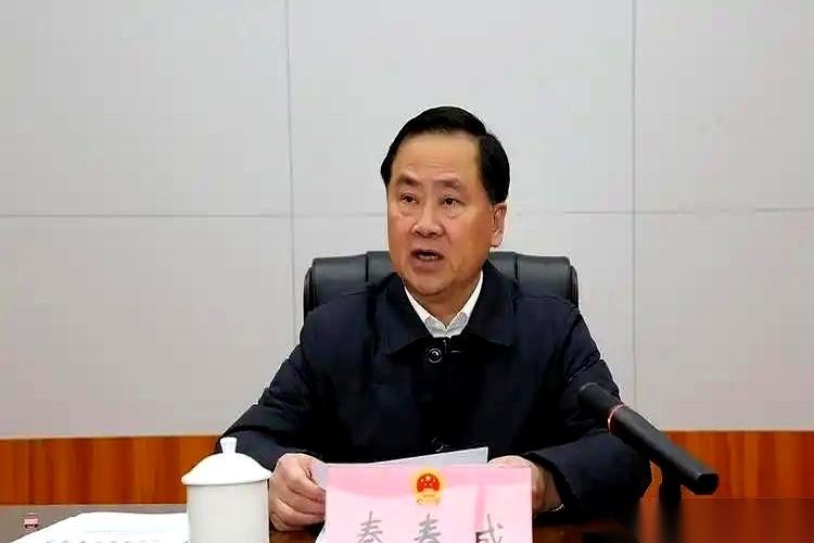 另一只靴子，终于还是砸下来了。
一个小学老师，只用了3年，27岁就坐到了正科的位