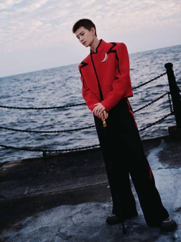 任嘉伦点燃新的年光 舞台似一幅绚丽的画卷，灯光是灵动的笔触。你是画卷中最专注的描