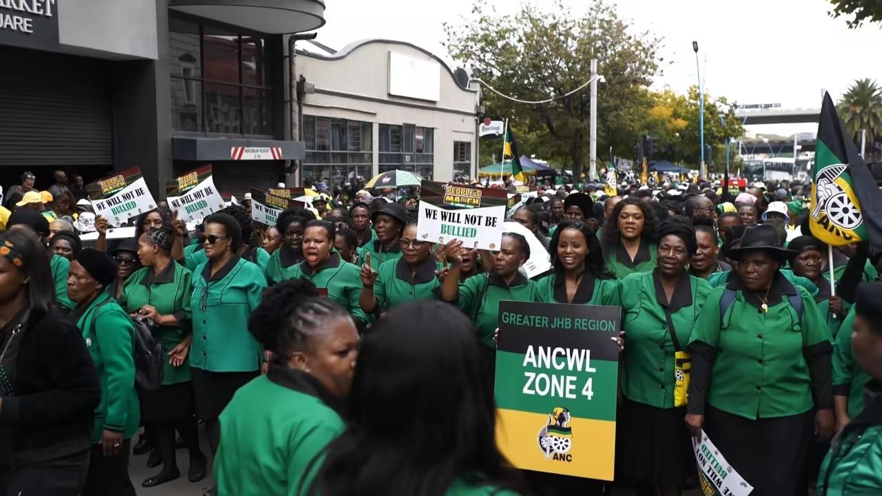 南非这次彻底不再忍了！3月21日上千名民众自发走上街头，游行队伍气势如虹，核心就