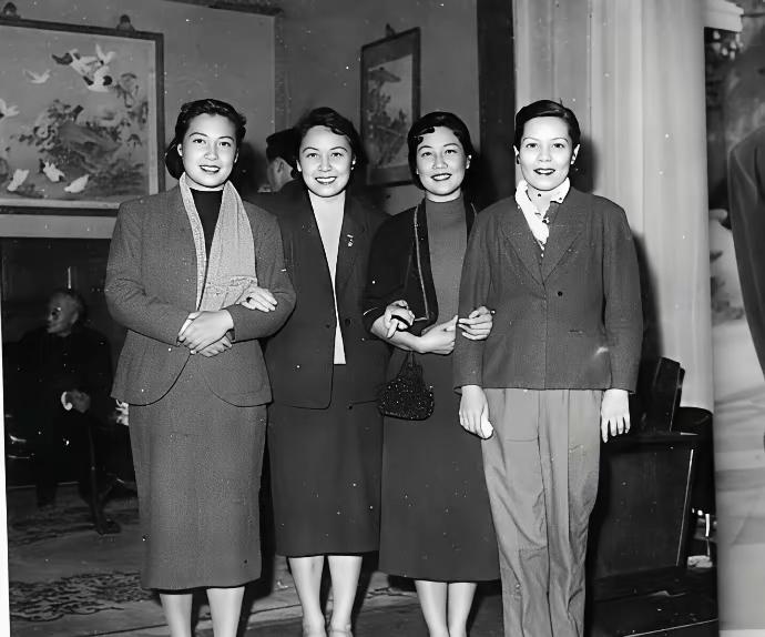 王铎：这样的电影明星现在没有了
秦怡、白杨、张瑞芳和舒秀文。
这就说明，电影的时