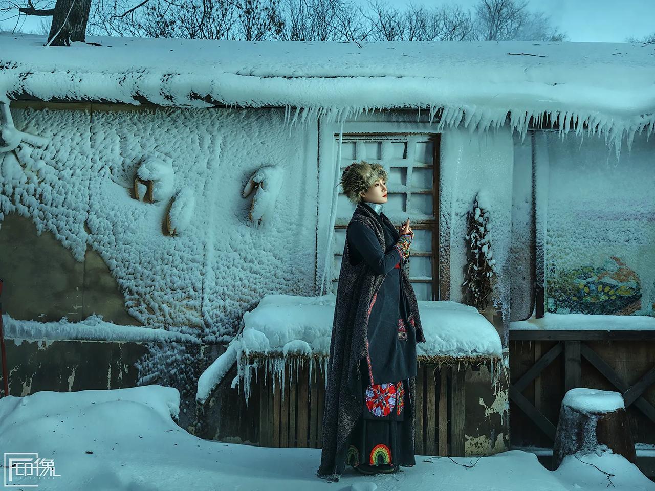 冰天雪地里的异域风情，惊艳的冬日之美。
（峰印像往期吉林雪景作品）
油画般的冬天