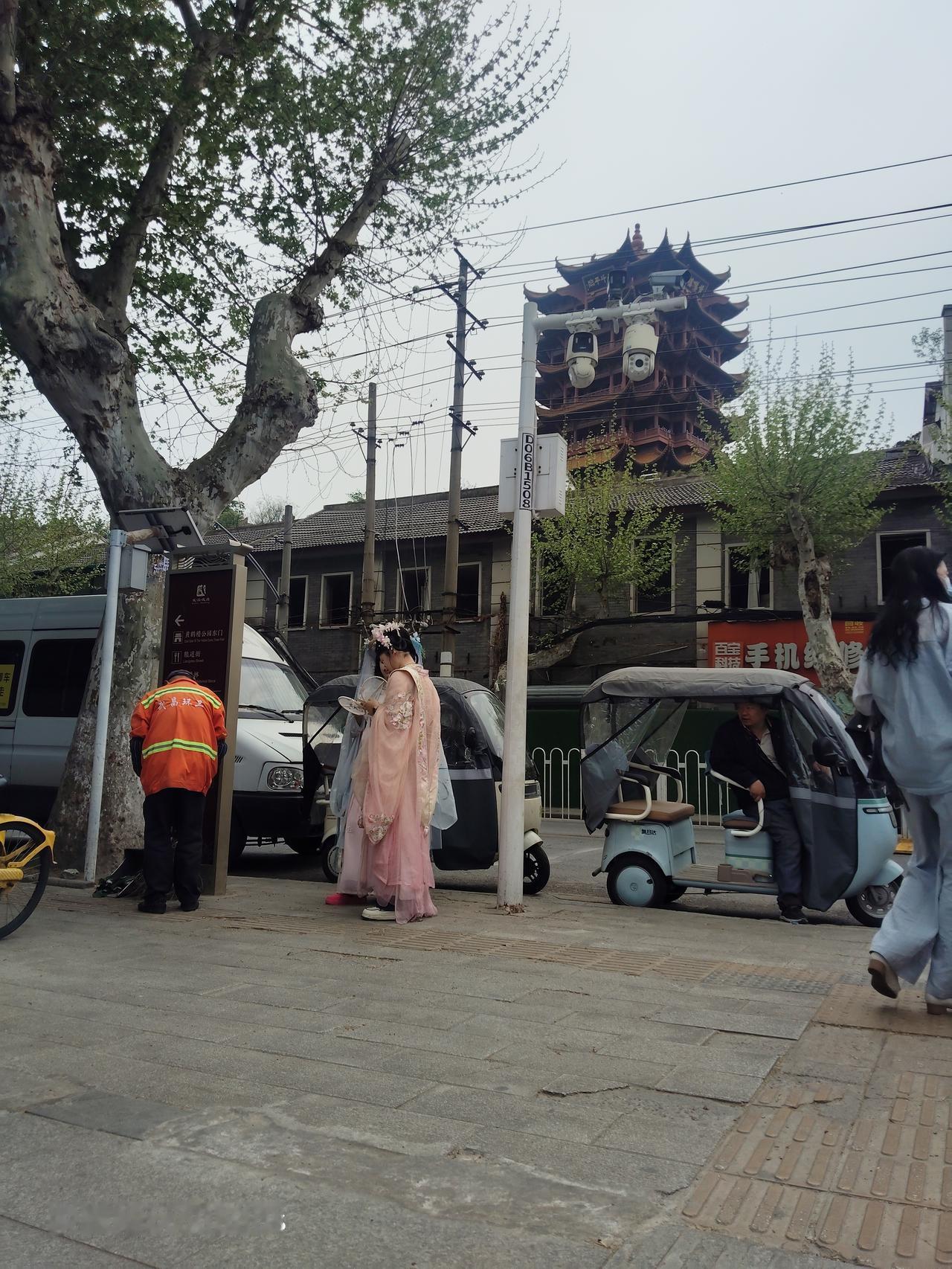 消失十几年的载人电动三轮车又现武汉
  在黄鹤楼地铁站A出口，一排载人三轮电动车