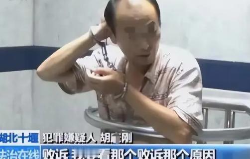 2015年，湖北一男子因为讨薪维权败诉后，在取法院判决回执单的时候，拿刀狠狠的刺