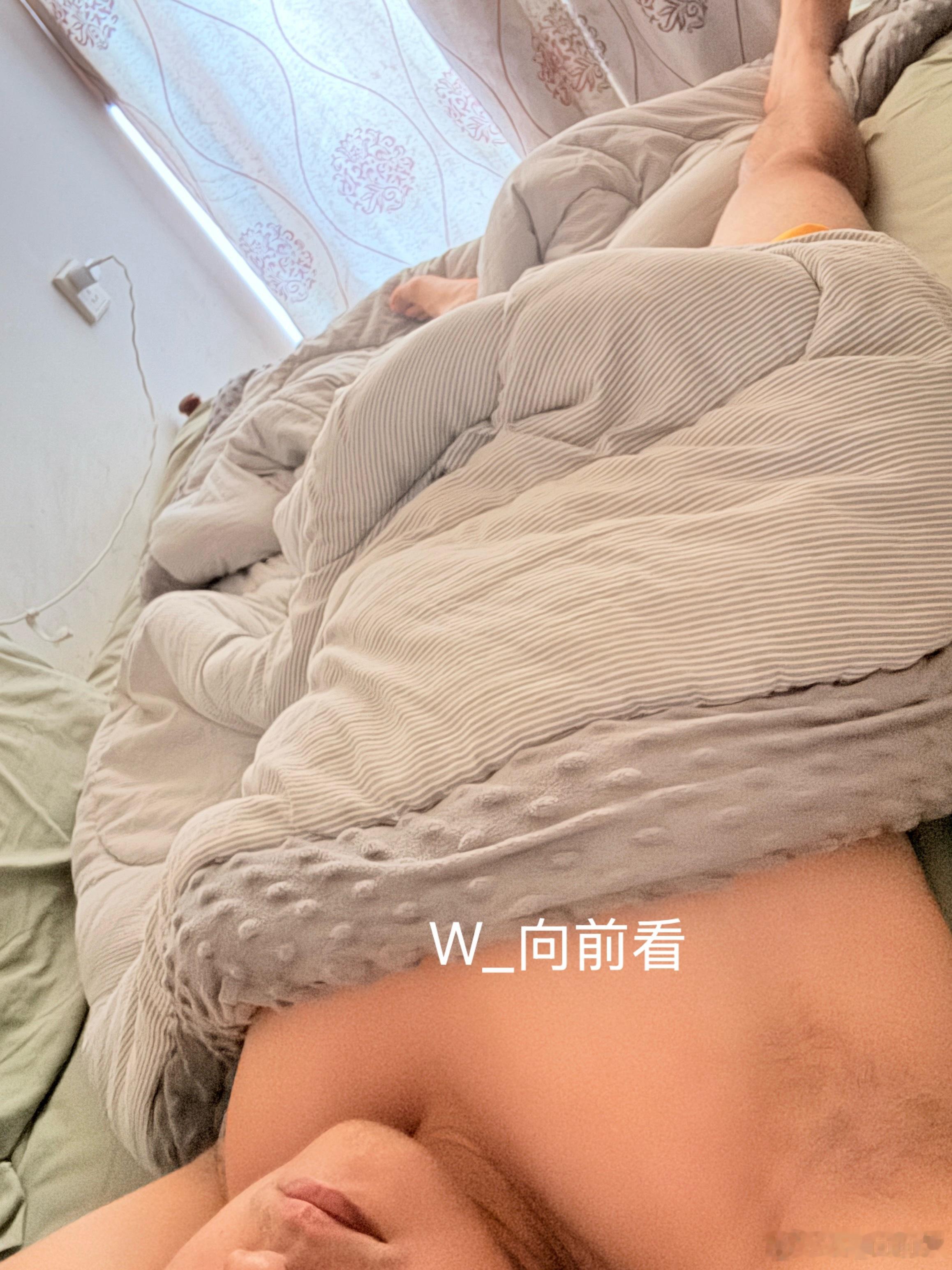 早上搬搬抬抬一身臭汗，回来洗了个澡，马上躺下眯一会，1点又要上班开会！