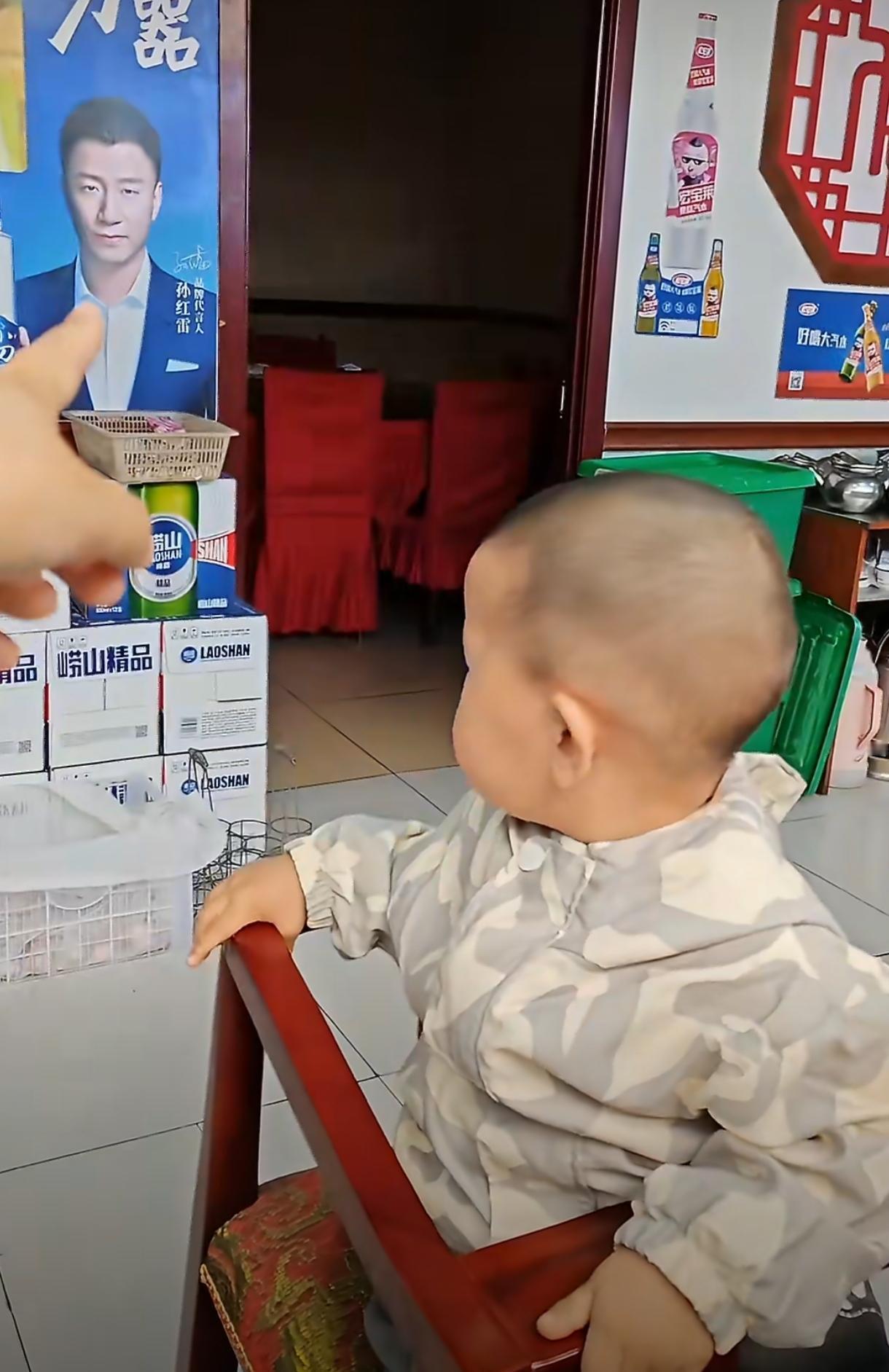 看之前还笑着哄：“宝宝别闹，那怎么可能是你爸爸呀。”
直到看清屏幕里那张熟悉又陌