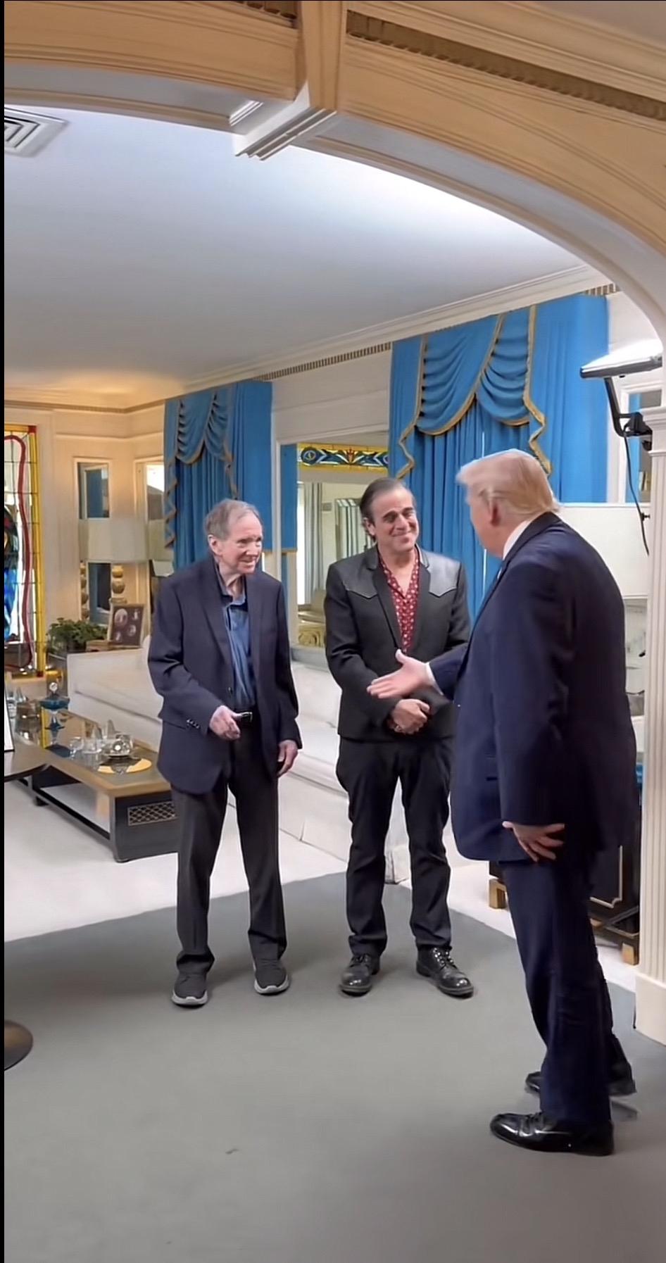 步履坚定，奔赴一场致敬传奇的仪式，在水晶灯与彩窗之间，让荣耀与历史在此刻交汇。