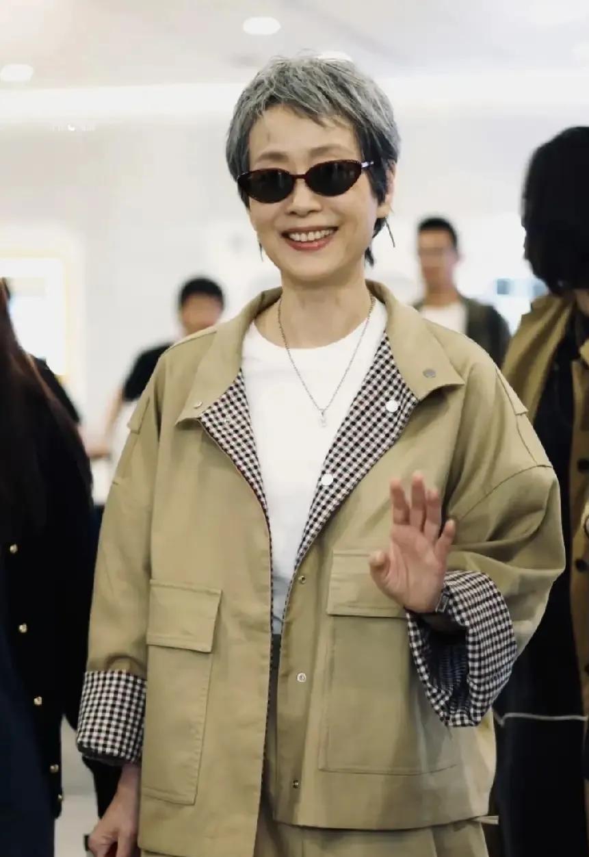 谁说女人过了六十岁，就只能在菜市场碎花袄和强行装嫩的紧身衣里二选一？
叶童这次