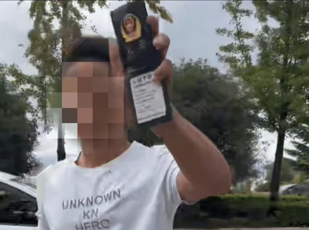 男子别停他人车辆后亮假证被行拘这种行为太幼稚了但是冒充警察一定要重罚鬼知道他这已