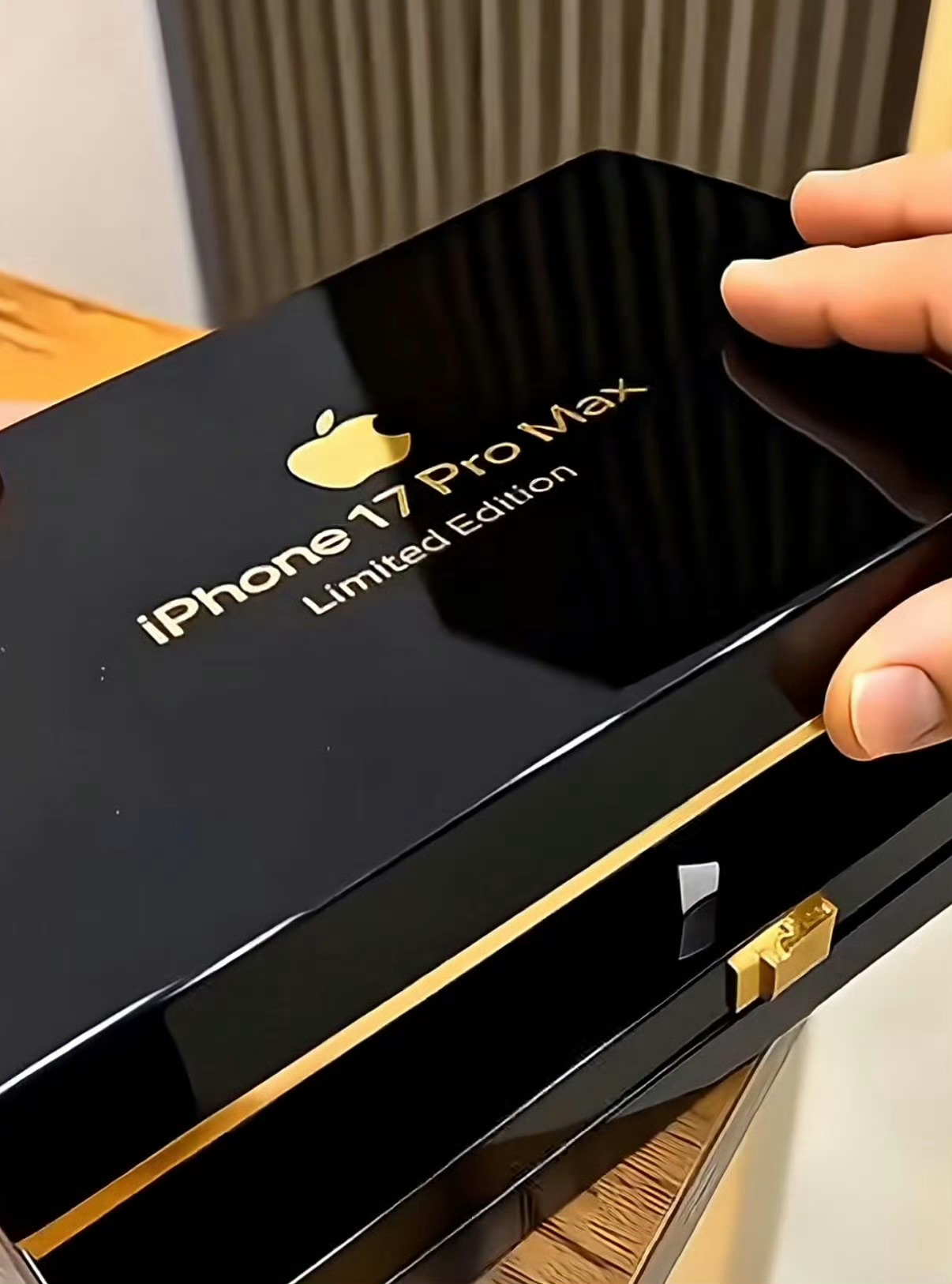 黄金iPhone1元起拍真的假的？那如果让你出价，你最多敢出多少？ 
