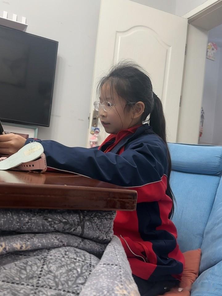 今天休息，武汉下了一整天的雨，躺了一天！五点爬起来去接张嘟嘟放学，到家就拿出了图