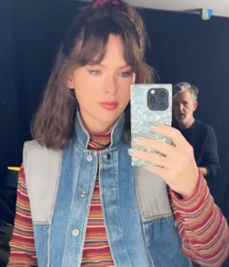 🚨泰勒·斯威夫特使用的手机是 iPhone 13 Pro Max，这意味着她自