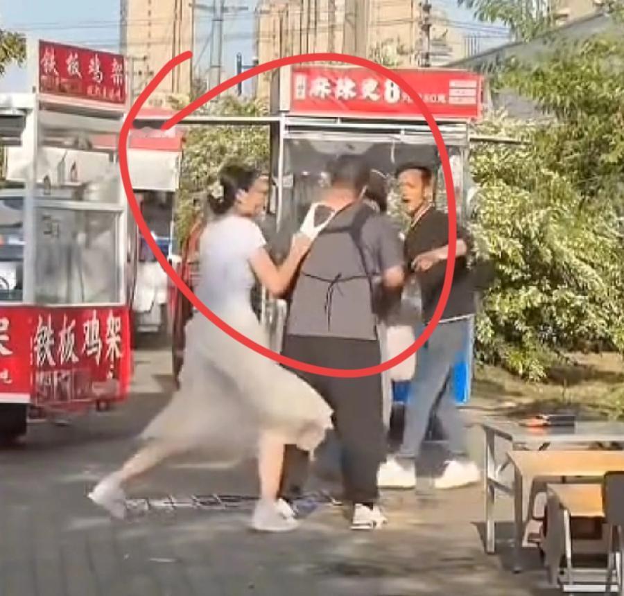 裤头套头老板娘，这脑子有毛病吗？自己作为一个女性，羞辱别人的同时，自己当众脱内裤
