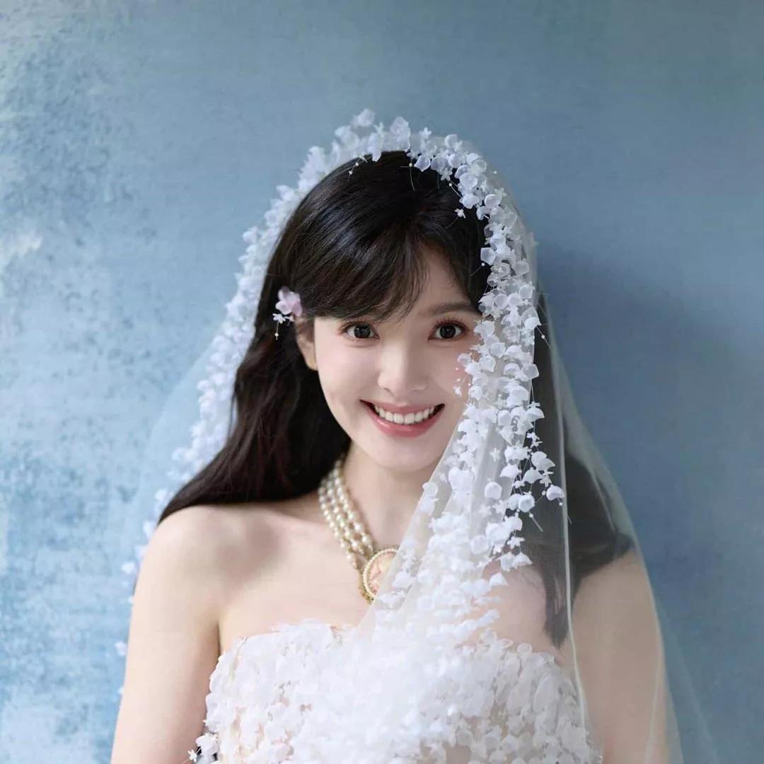 甜美笑容，花海环绕，幸福的婚礼时刻！梦幻婚纱大片 新娘梦幻礼服 花海婚纱新娘 梦