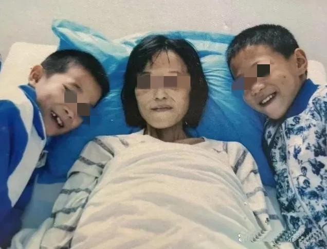 湖南，一位单亲妈妈身患癌症，临终前打算将11岁和8岁的儿子托付给亲戚抚养，不料亲