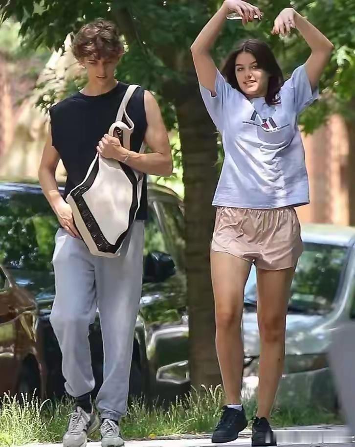 #阿汤哥女儿与男友亲吻#时间过得好快！苏瑞都开始谈恋爱了！[哆啦A梦吃惊] ​​