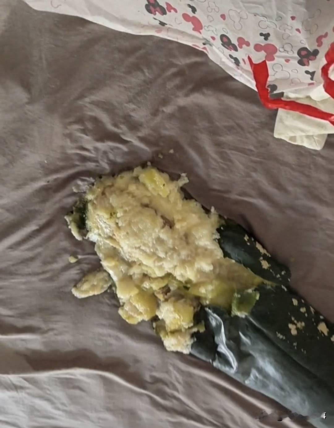万万没想到！有网友吐槽天气热得睡不着，他想起最近网上的方法，抱个冬瓜睡觉能凉快。