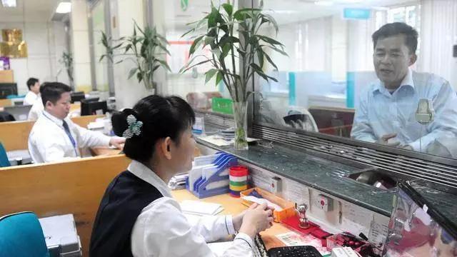 农村商业银行存钱风险很低。它是正规持牌金融机构，受国家金融监管部门严格监管，还纳