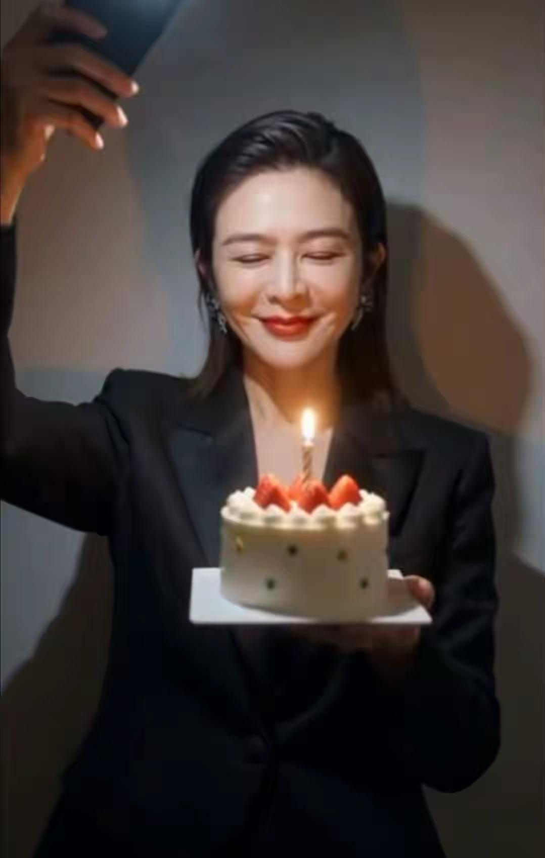 说实话，关之琳64了？她生日那天晒的那几张怼脸照，皮肤紧实、线条自然，迎着光拍的