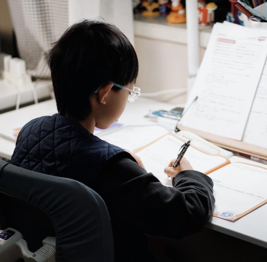 2.6万中国学生用AI写作业两年半，作业得分上涨18%，中高考成绩下跌高达24%