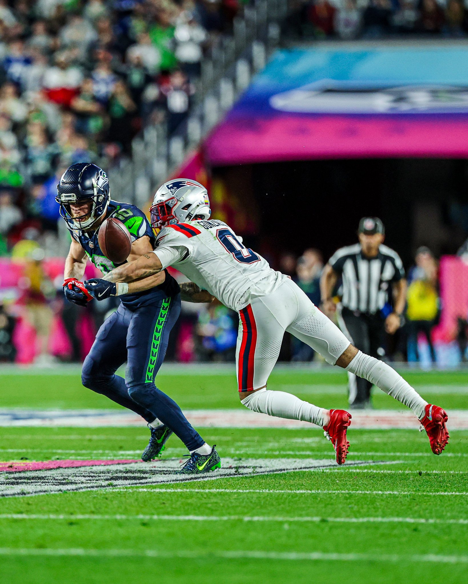 三节打完还没有达阵，海鹰12分全是任意球，爱国者0分 —— 超级碗历史上从没有球