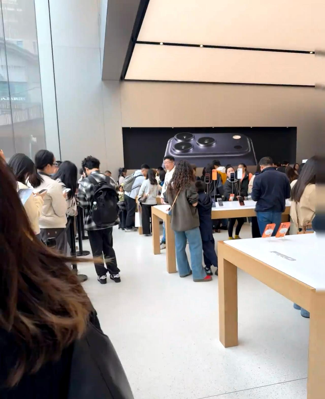 Apple成都太古里来这里上班，都不用愁业绩，记得以前有哥们讲过，差不多人名币1