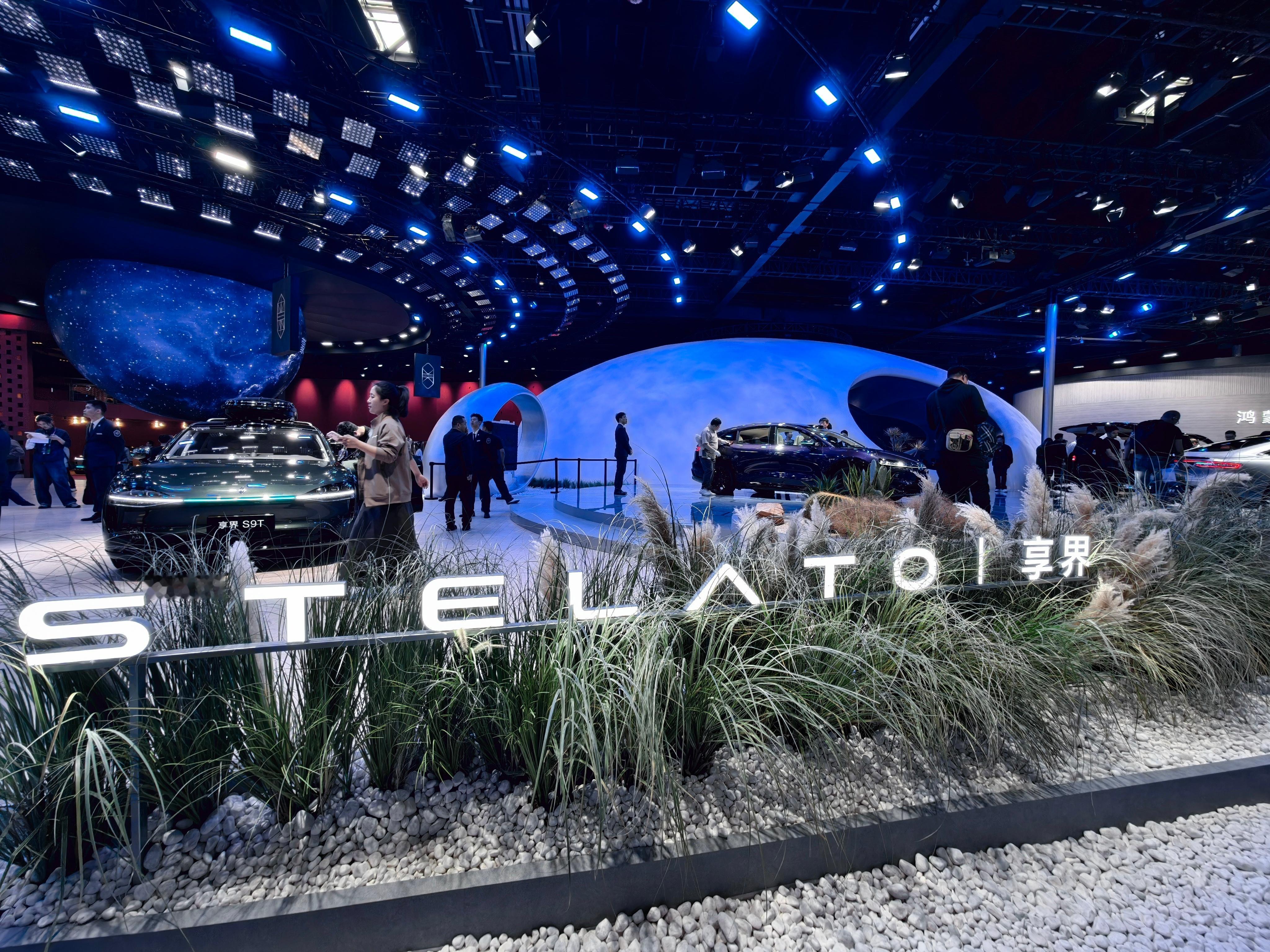 鸿蒙智行车多展台大，前几天发布的新车全部到场，轿车，SUV，MPV，十五万到百万
