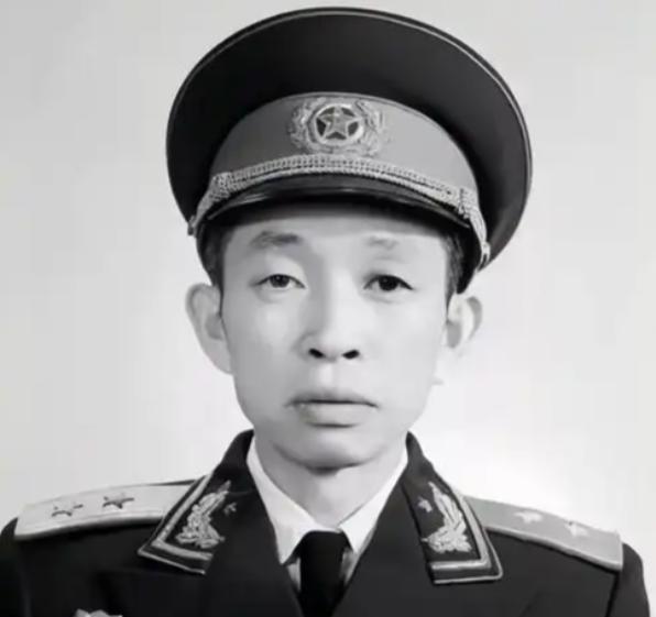 1943年的春天，苏南的天有点闷。旅部里一个侦察员一路小跑冲进来，气都没喘匀就报