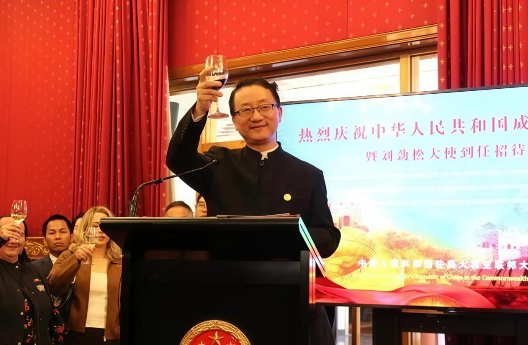 “插兜送客”火出圈的刘劲松大使，在堪培拉使馆举行到任仪式，现场气氛融洽，有虾饺、