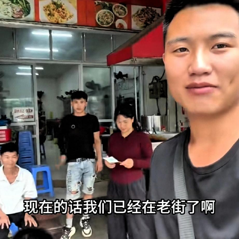 小潘这一次不再隐瞒小秋的妈妈和小秋的爸爸早已经离婚，妈妈已经再嫁他人。在以前的视