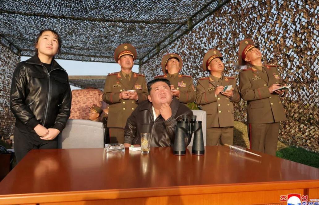 就在刚刚，

金正恩和女儿，作出一个重大举动。

据朝中社今天（4月20日）刚刚