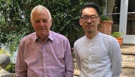 罗冠聪说，他持英国难民签证入境新加坡时被拘留十余小时，并被告知拒绝入境，没有说明