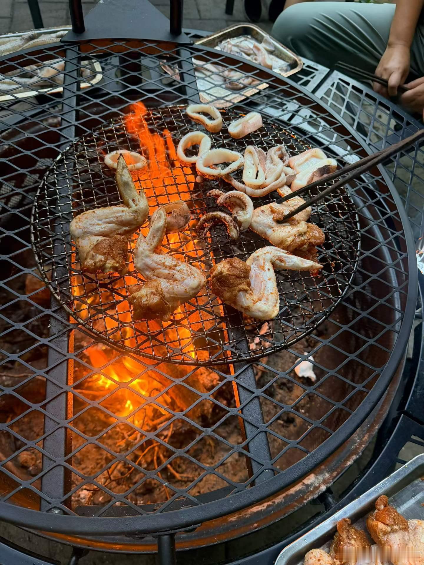 昨天上午去隔壁镇的公园，中午去了一个非常网红的冰淇淋店，是在康州大学里面，农业系