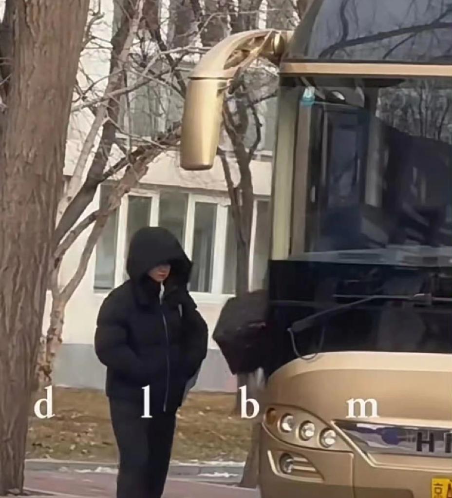 孙颖莎今日下午北京体总运动员公寓上训。依旧是上班车坐到体总乒乓球训练馆训练。
虽