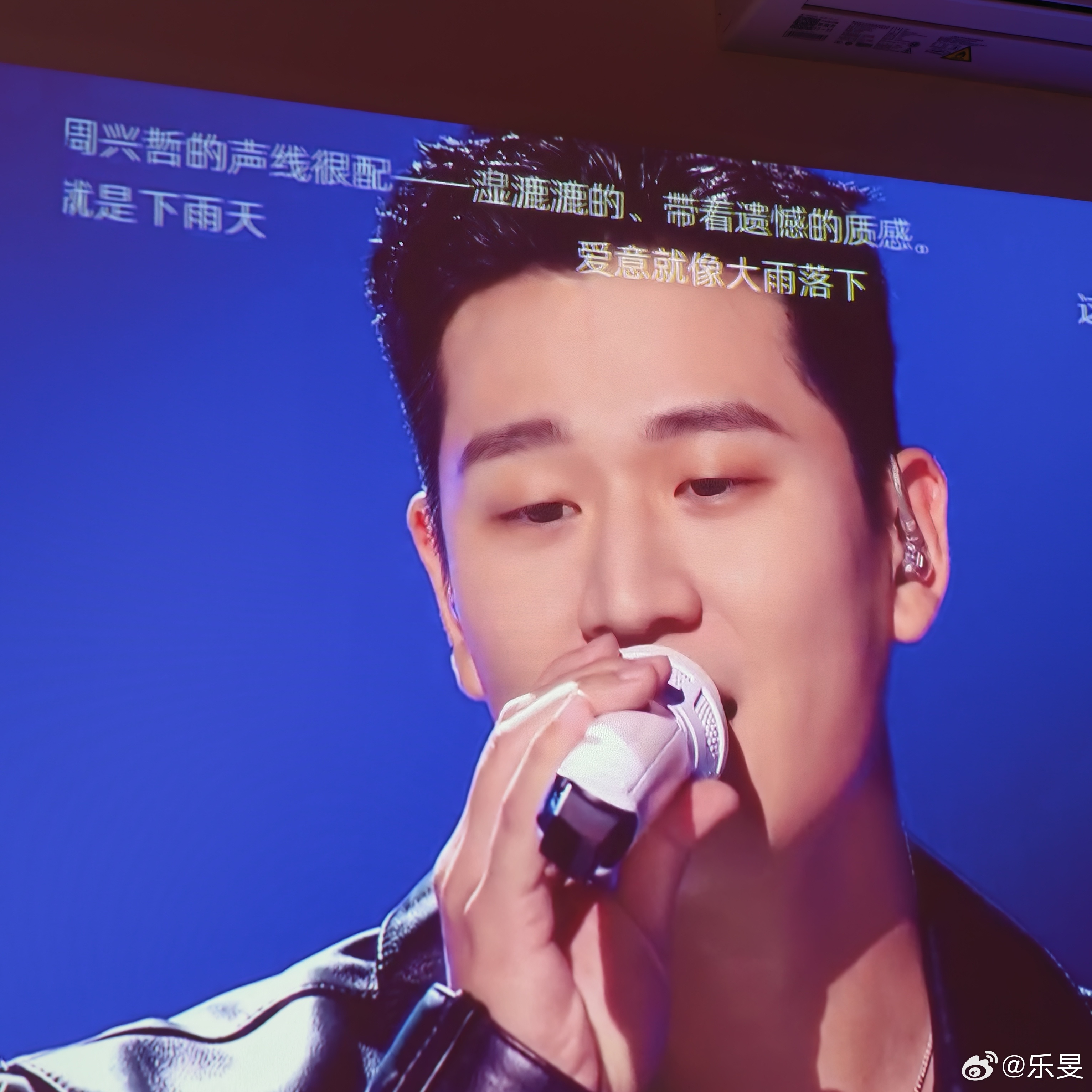 歌手直播 我觉得周兴哲是知道大家想看什么的。并且他也想透过这个舞台展现“情歌”以