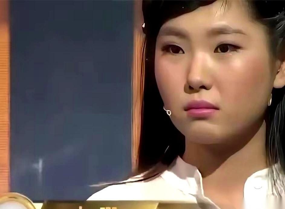 “砰——”厚重的防盗门差点拍在女孩的鼻尖上。
门缝里砸出硬邦邦的一句话：“我没钱