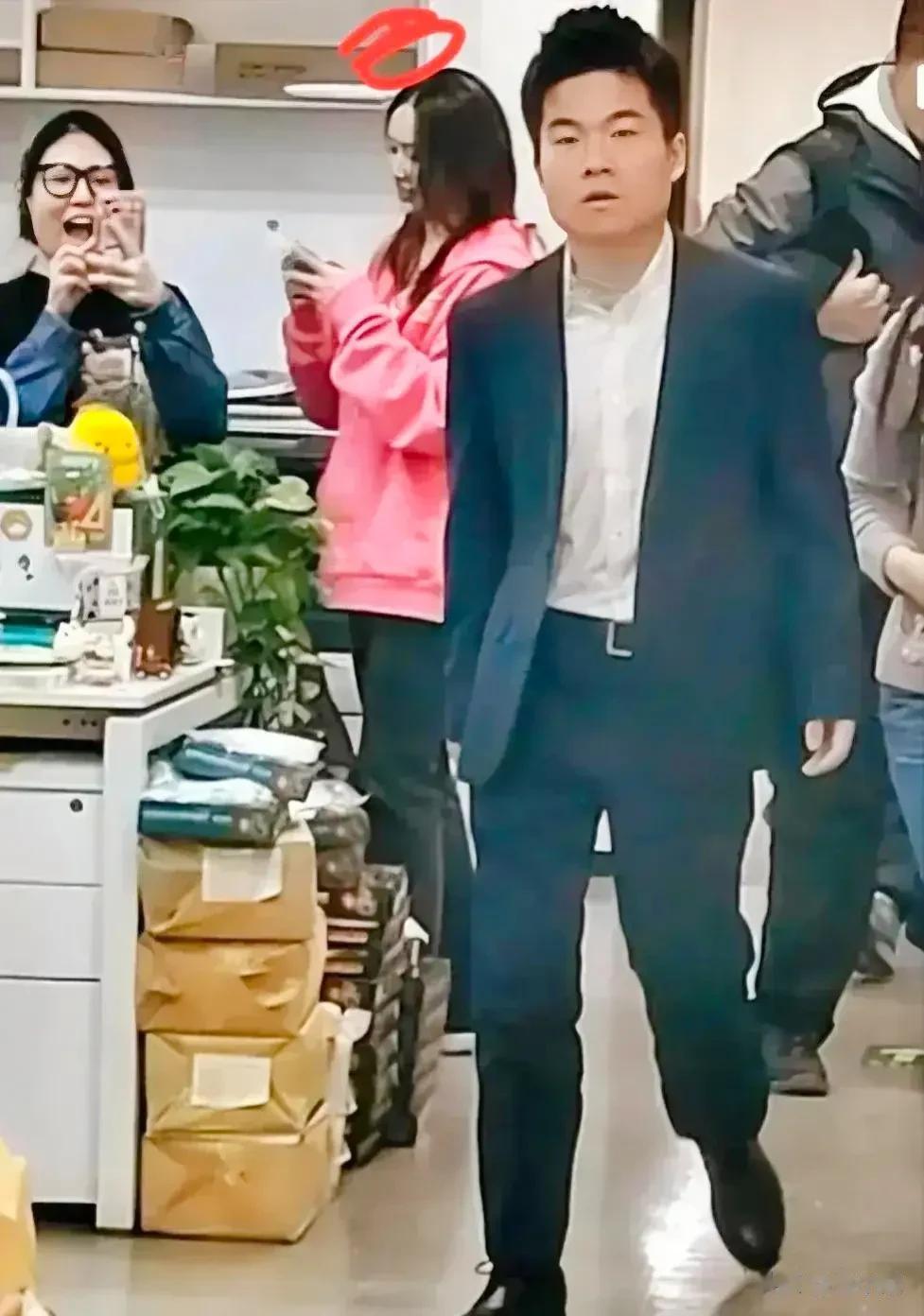 不是每个女人都喜欢董宇辉的。
看到董宇辉经过其他人内心波涛汹涌，她却异常平静，形