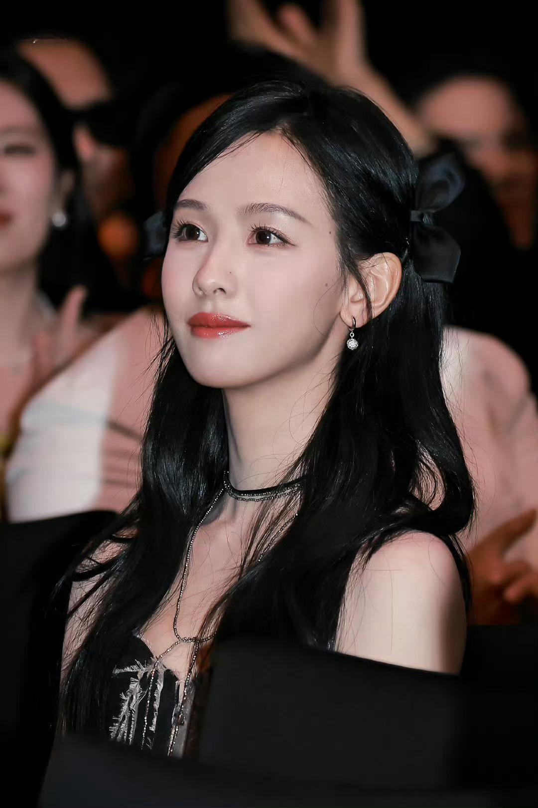 Jisoo陈都灵winter朴志效撞衫又美又飒女团风，陈都灵状态好绝，优雅又灵动
