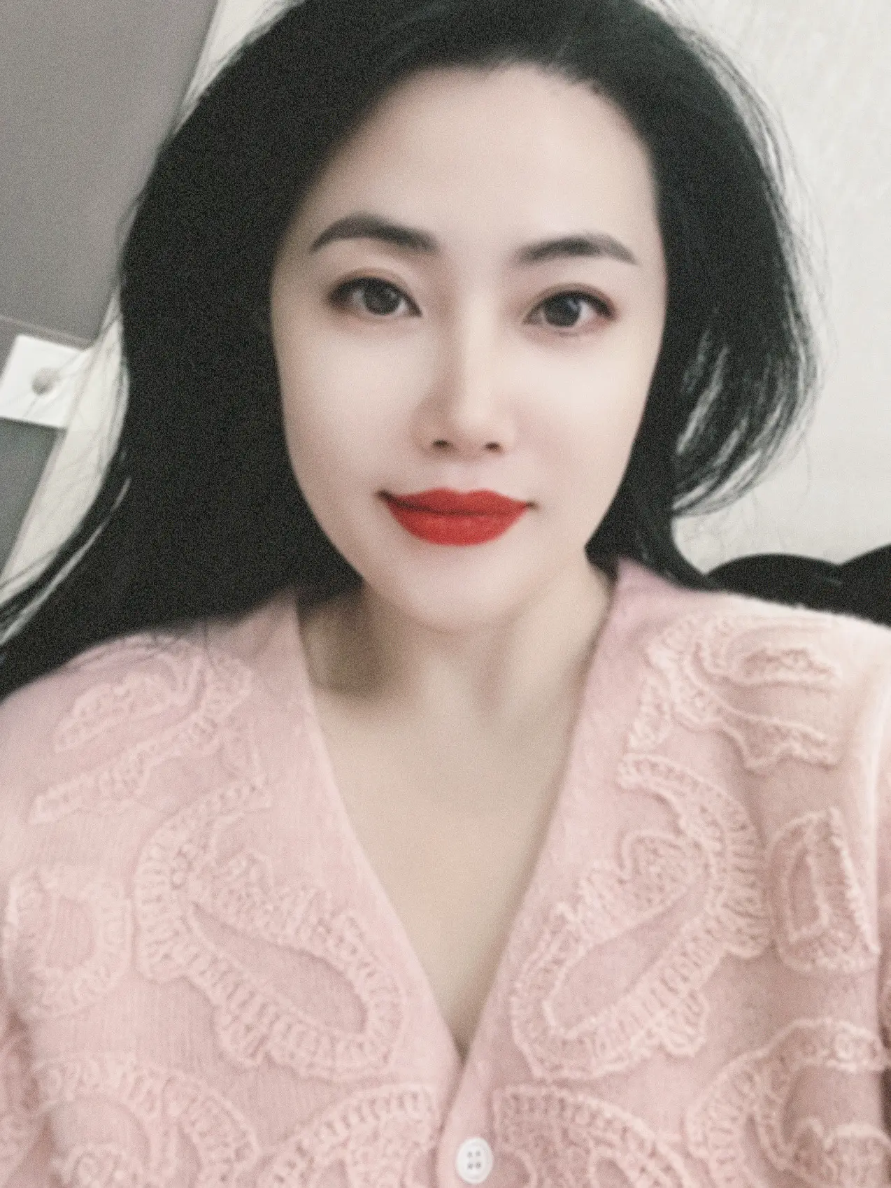 成年人的世界里，兵荒马乱，嘴上一言不发，眼睛里看尽人间沧桑，何以言，何...