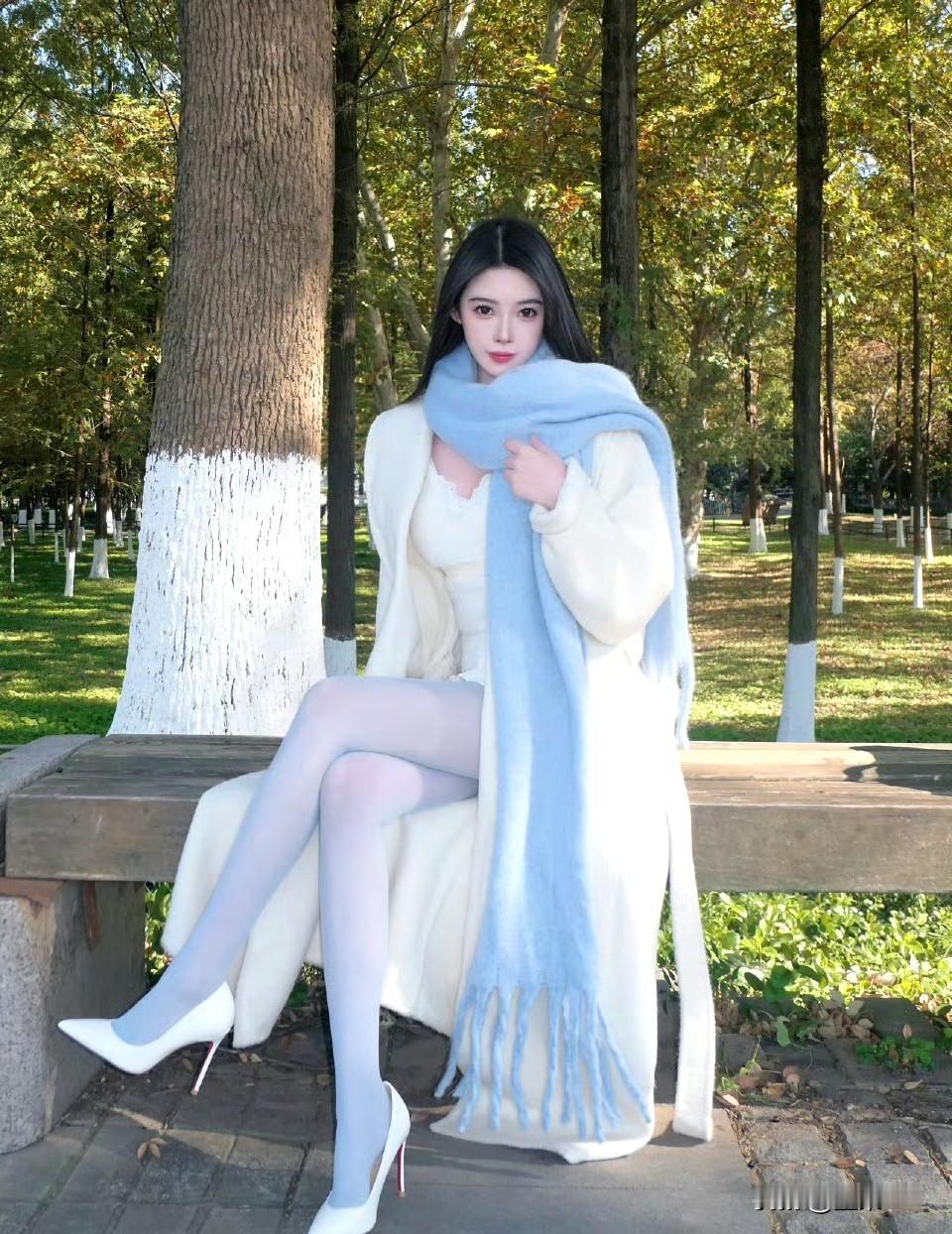 秋日公园的松弛感穿搭，是奶白大衣裹着的温柔～
 
浅蓝围巾像把天空揉进了风里，软